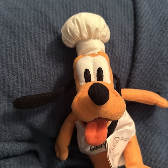 Chef Goofy’s Pluto plushie - Picture 2 of 4
